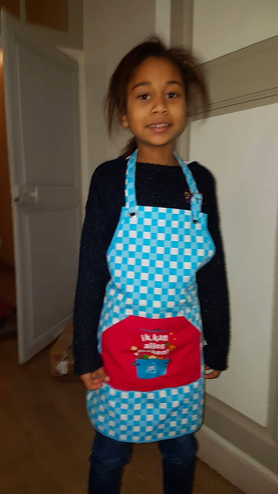 Aliyah a rejoint le concours — aidez-le/la à gagner de superbes lots ! art, baby_toddler_clothing, child, collar, creative_arts, denim, dress, electric_blue, event, fashion_design, formal_wear, joy, pattern, person, polka_dot, room, sleeve, smile, street_fashion, toddler