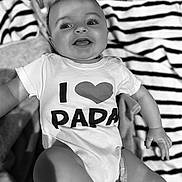 Sohan a rejoint le concours — aidez-le/la à gagner de superbes lots ! baby, infant, smiling, onesie, clothing, text, heart, blanket, striped, happy, face, child, cute, portrait, lying_down, young, human, skin, expression, joyful