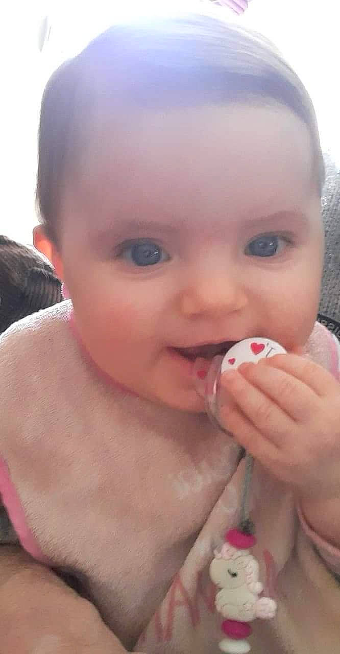 Lona a rejoint le concours — aidez-le/la à gagner de superbes lots ! baby, baby_toddler_clothing, beauty, black_hair, cheek, child, chin, eyebrow, eyelash, finger, forehead, iris, lip, nail, neck, organ, person, pink, product, skin