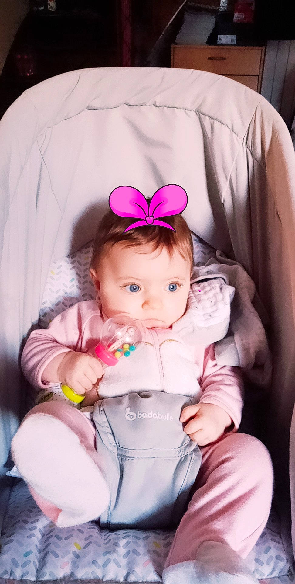 Lona participe au concours pour gagner de l'argent avec cette photo : baby, baby_toddler_clothing, child, comfort, costume_accessory, hair_accessory, headband, peach, person, pink, sitting, toddler