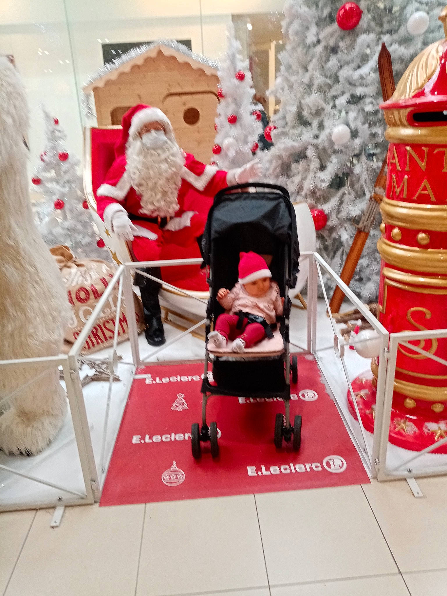 Lona a rejoint le concours — aidez-le/la à gagner de superbes lots ! blurred, christmas, christmas_decoration, christmas_eve, christmas_lights, christmas_ornament, christmas_tree, conifer, decoration, fictional_character, fir, fur, headwear, holiday, interior_design, ornament, person, red, santa_claus, stuffed_toy