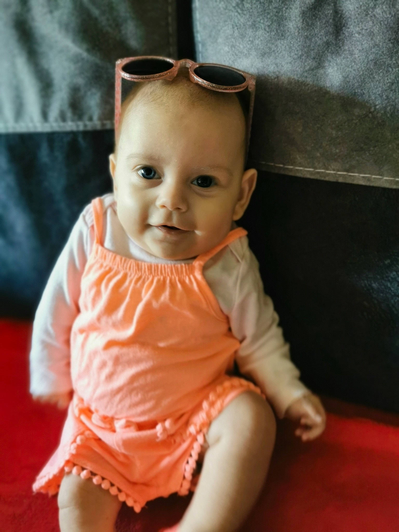 Ambre a rejoint le concours — aidez-le/la à gagner de superbes lots ! baby, baby_toddler_clothing, cheek, chin, dress, eye, facial_expression, glasses, head, iris, leg, lip, mouth, nose, person, skin, sleeve, smile, standing, sunglasses