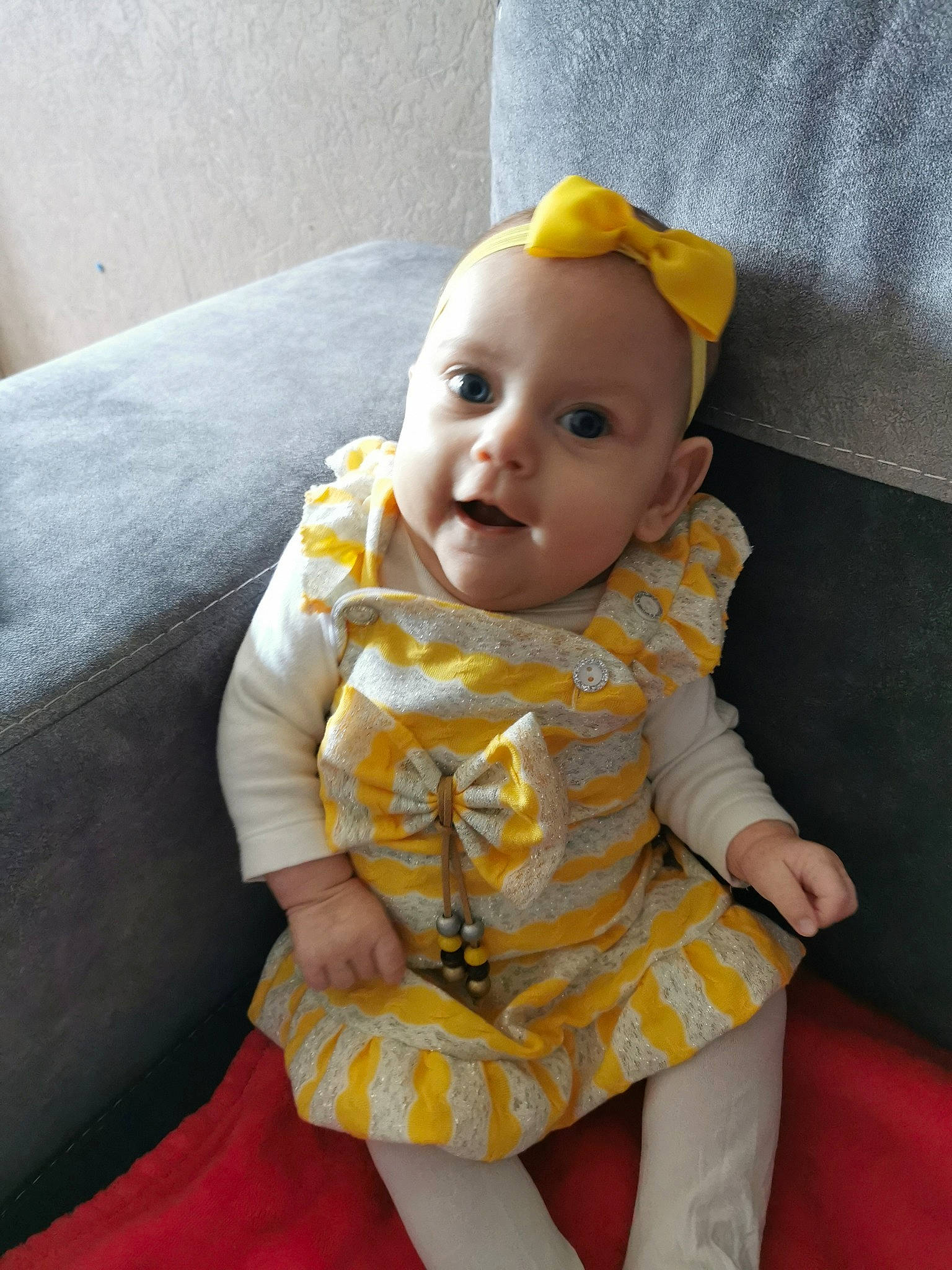 Ambre participe au concours pour gagner de l'argent avec cette photo : arm, baby, baby_toddler_clothing, cheek, doll, dress, eye, face, facial_expression, hairstyle, head, iris, person, pink, product, skin, sleeve, smile, surprise, textile