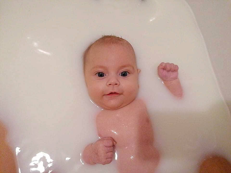 Ambre participe au concours pour gagner de l'argent avec cette photo : baby, baby_bathing, bathing, bathroom, bathtub, cheek, chest, child, eyelash, fluid, foam, fun, iris, liquid, mouth, person, plumbing, skin, thumb, toddler