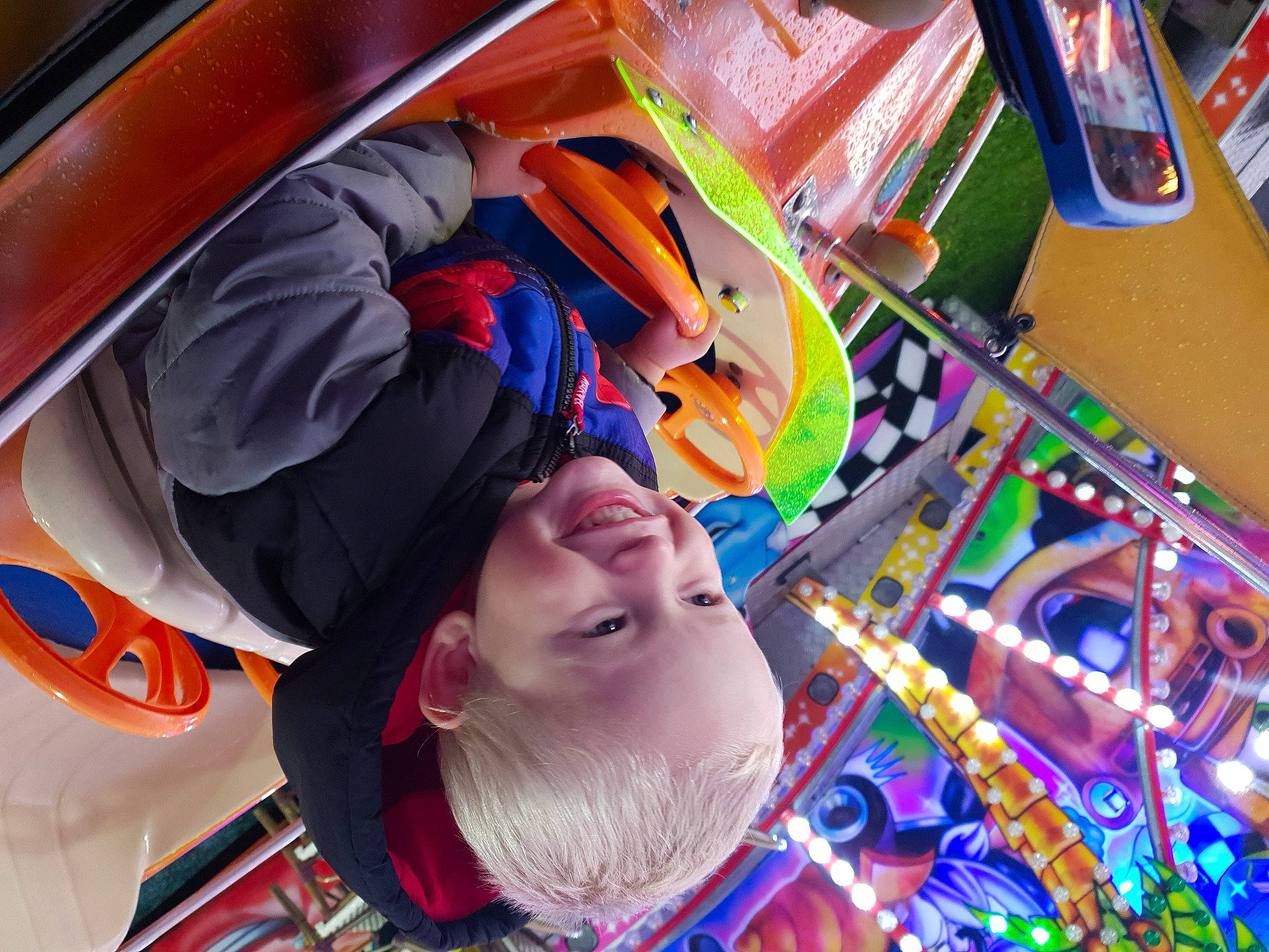 Marvin participe au concours pour gagner de l'argent avec cette photo : auto_part, automotive_design, automotive_exterior, child, city, event, fashion_accessory, fun, happy, headgear, joy, leisure, machine, motor_vehicle, person, personal_protective_equipment, product, recreation, smile, toddler