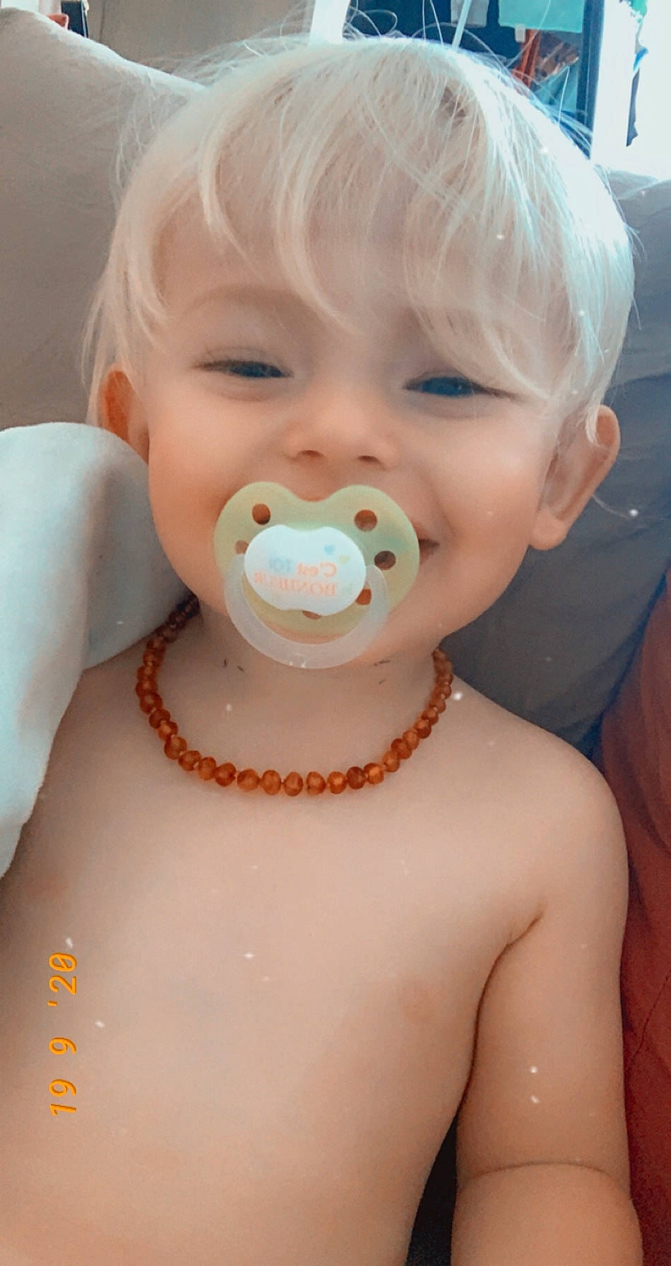 Marvin a rejoint le concours — aidez-le/la à gagner de superbes lots ! baby_toddler_clothing, body_jewelry, cheek, chest, drinkware, ear, eyebrow, eyelash, finger, hairstyle, happy, human_body, iris, jaw, lip, mouth, neck, nose, person, skin