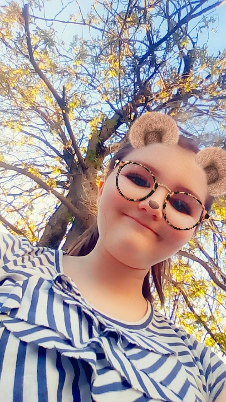 Jade participe au concours pour gagner de l'argent avec cette photo : beauty, branch, cool, ear, eyewear, fawn, glasses, hair, hairstyle, happy, joy, leaf, person, photography, plant, selfie, smile, sunglasses, tree, vision_care