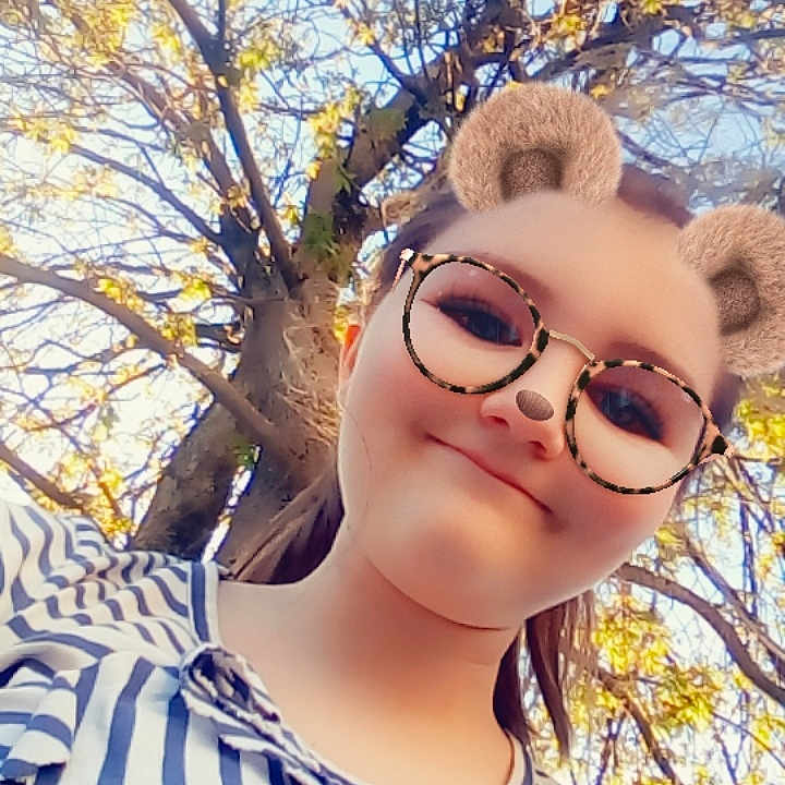 Jade participe au concours pour gagner de l'argent avec cette photo : beauty, branch, cool, ear, eyewear, fawn, glasses, hair, hairstyle, happy, joy, leaf, person, photography, plant, selfie, smile, sunglasses, tree, vision_care