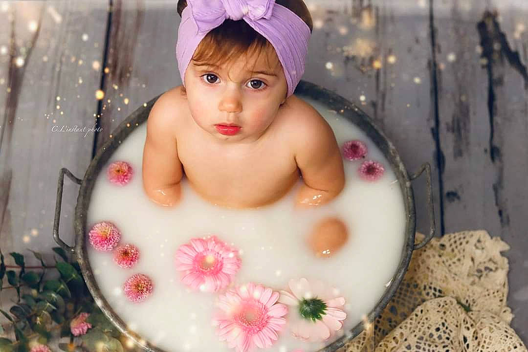 Kassy a rejoint le concours — aidez-le/la à gagner de superbes lots ! baby, bathing, birthday, birthday_cake, cake, cake_decorating, cake_decorating_supply, cheek, chest, child, event, happy, headwear, icing, leisure, person, pink, plant, skin, sugar_cake