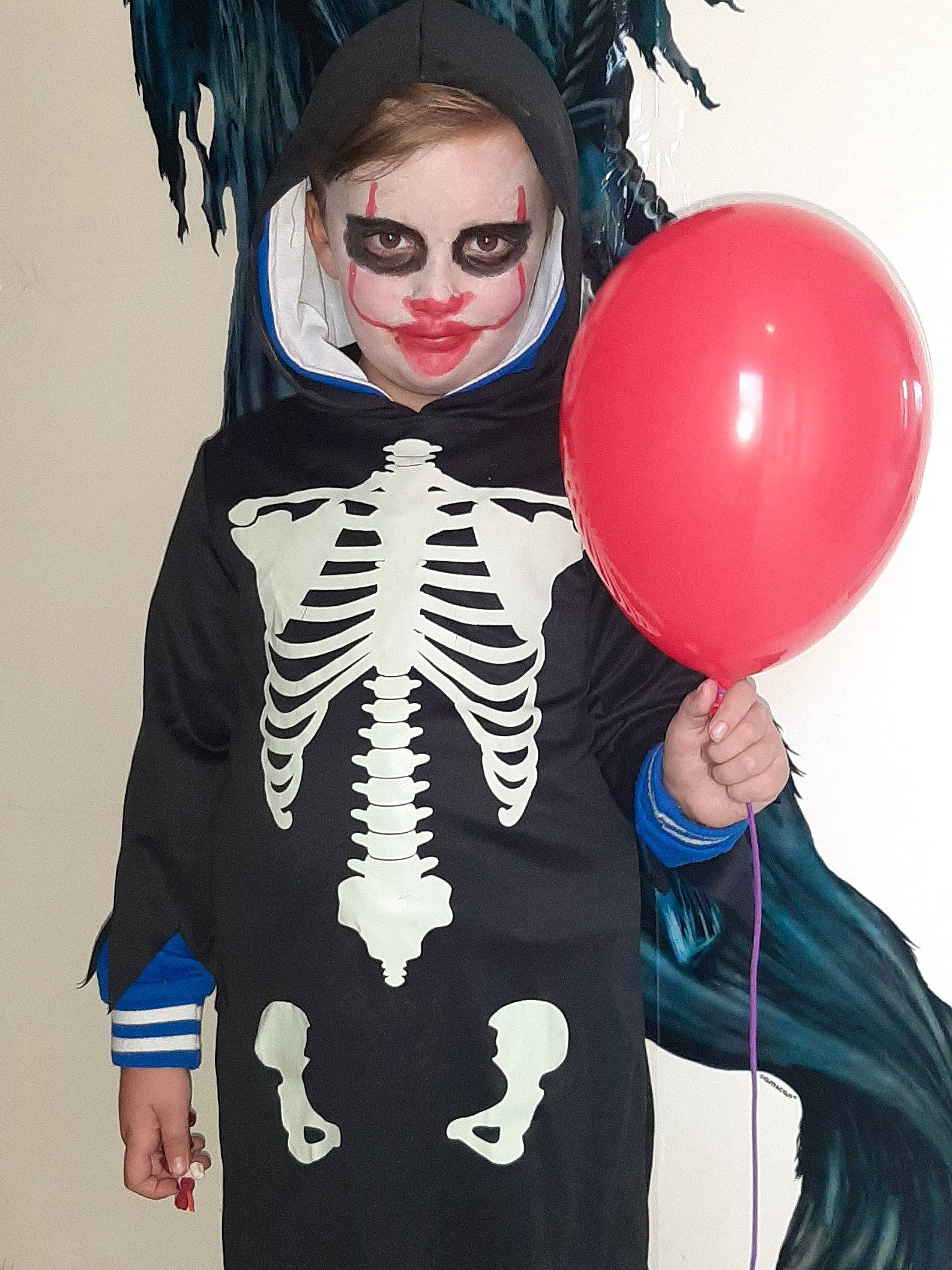 Tyson a rejoint le concours — aidez-le/la à gagner de superbes lots ! balloon, black_hair, clown, costume, party_supply, performing_arts, person, skeleton