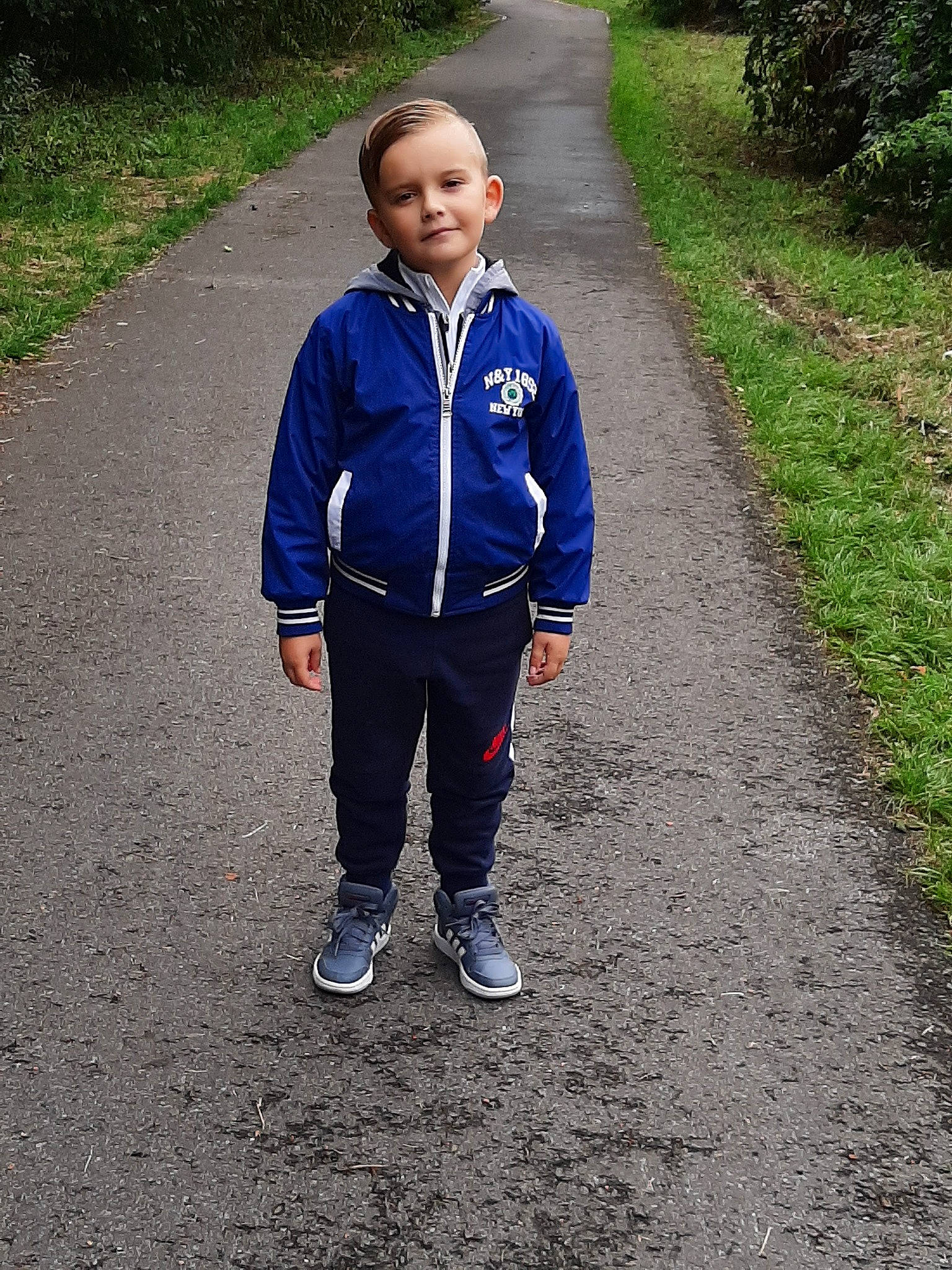 Tyson a rejoint le concours — aidez-le/la à gagner de superbes lots ! blue, child, cobalt_blue, denim, electric_blue, hoodie, jacket, jeans, leisure, outerwear, person, shoe, sleeve, smile, standing, style, trousers, walking