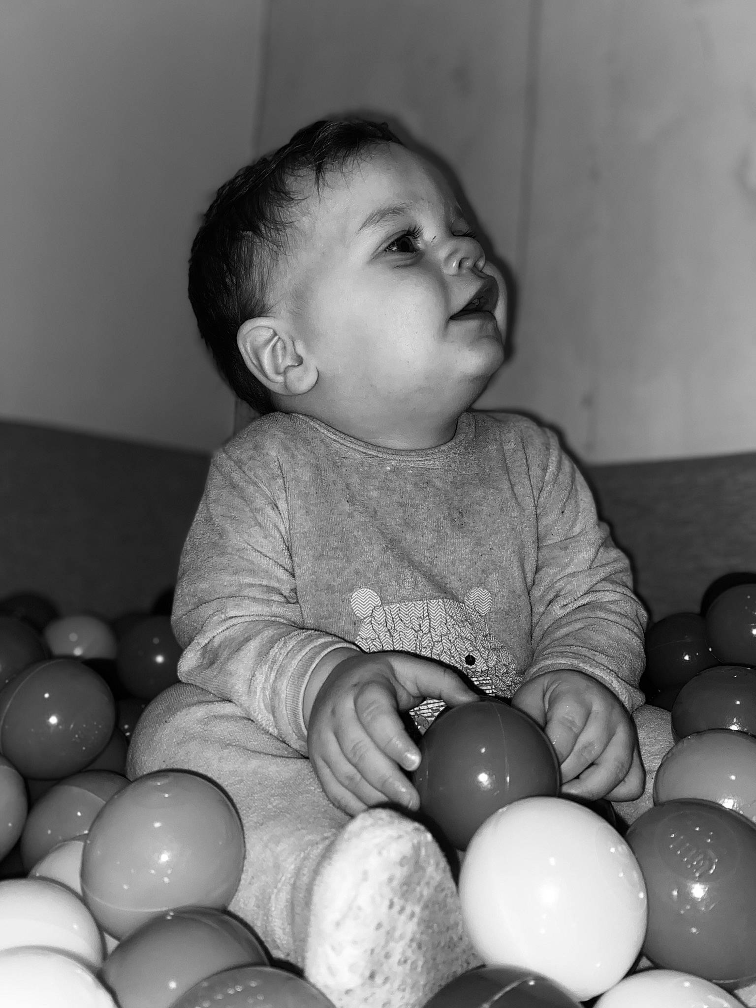 Kaïs participe au concours pour gagner de l'argent avec cette photo : baby, balloon, black, black_and_white, child, eye, facial_expression, fun, happy, leg, mammal, monochrome, monochrome_photography, person, photograph, smile, standing, style, toddler, toy