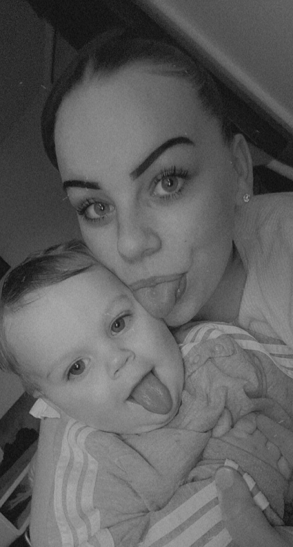 Kaïs participe au concours pour gagner de l'argent avec cette photo : black, black_and_white, cheek, chin, ear, eyebrow, eyelash, facial_expression, flash_photography, forehead, gesture, happy, iris, lip, mouth, nose, organ, person, skin, smile