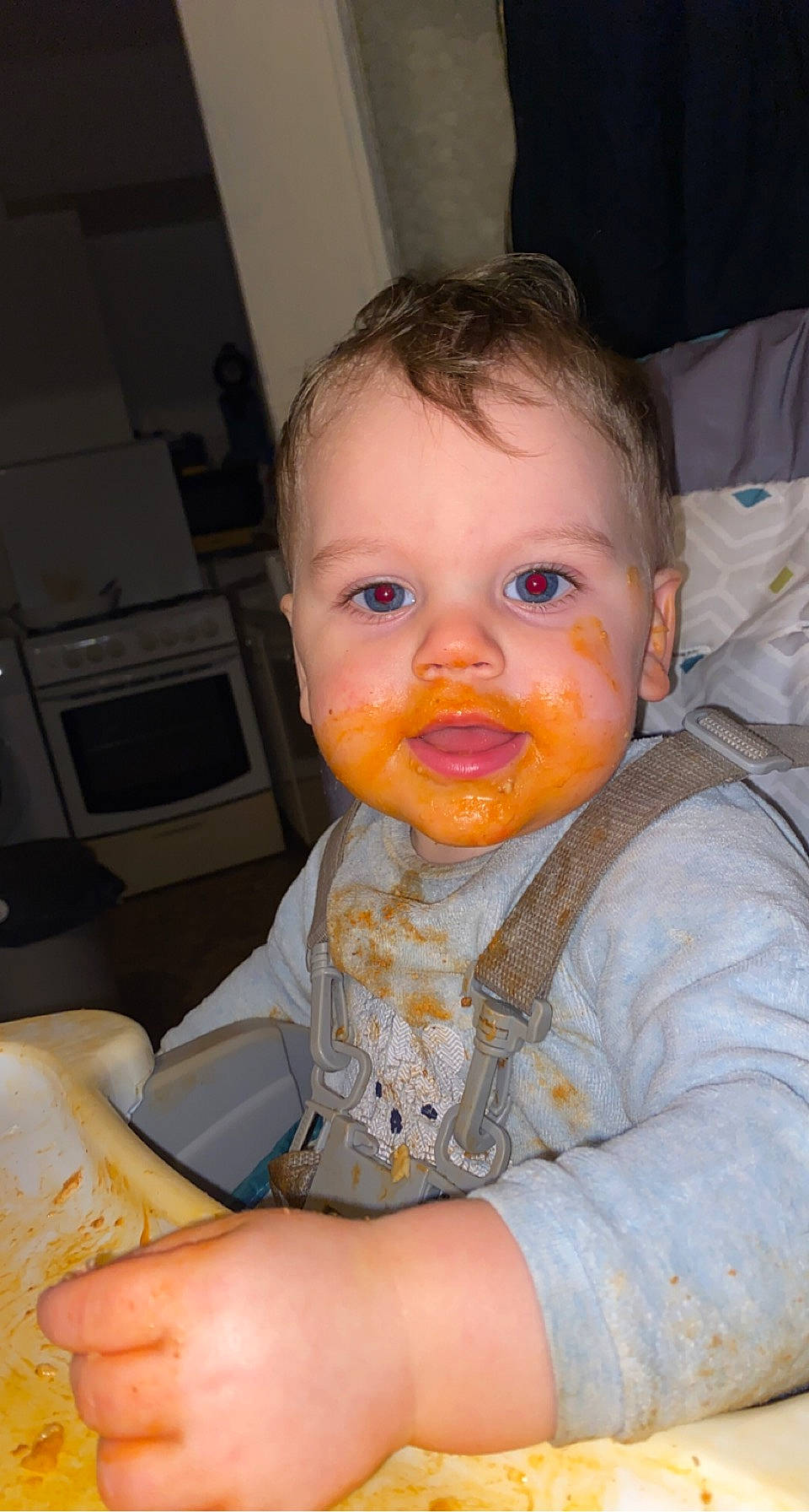 Kaïs participe au concours pour gagner de l'argent avec cette photo : baby, baby_toddler_clothing, bracelet, chair, cheek, child, comfort, finger, fun, happy, iris, mouth, nail, nose, person, room, sitting, thumb, toddler, vacation