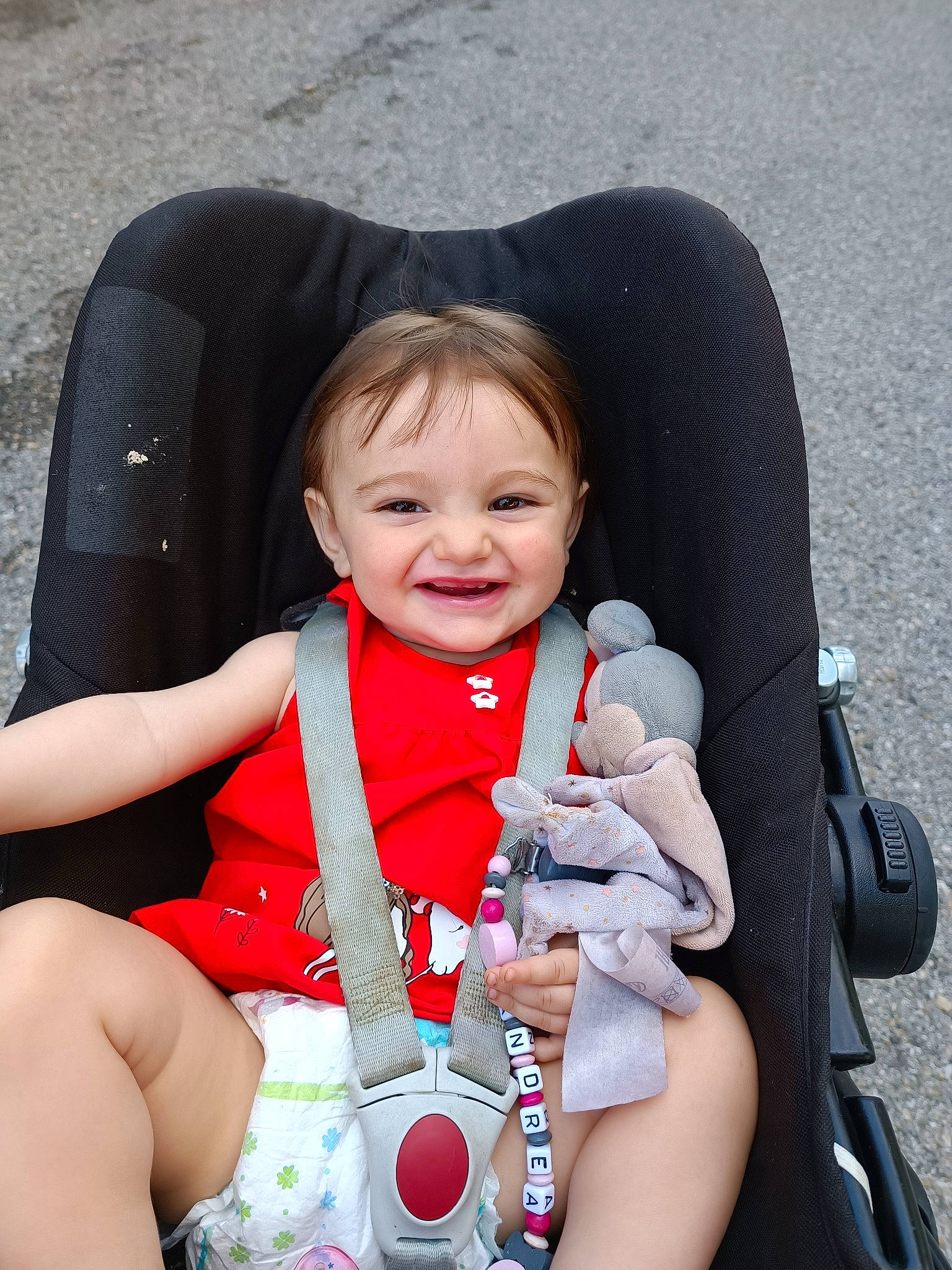 Andréa participe au concours pour gagner de l'argent avec cette photo : baby, baby_carriage, baby_products, baby_toddler_clothing, beauty, cheek, comfort, electric_blue, eye, finger, flash_photography, fun, happy, iris, joy, nail, person, product, red, skin