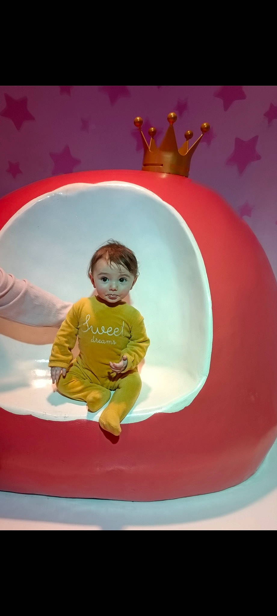 Andréa participe au concours pour gagner de l'argent avec cette photo : art, baby, baby_toddler_clothing, child, circle, dishware, facial_expression, fun, happy, magenta, ornament, peach, person, pink, recreation, red, sitting, sleeve, t_shirt, toddler