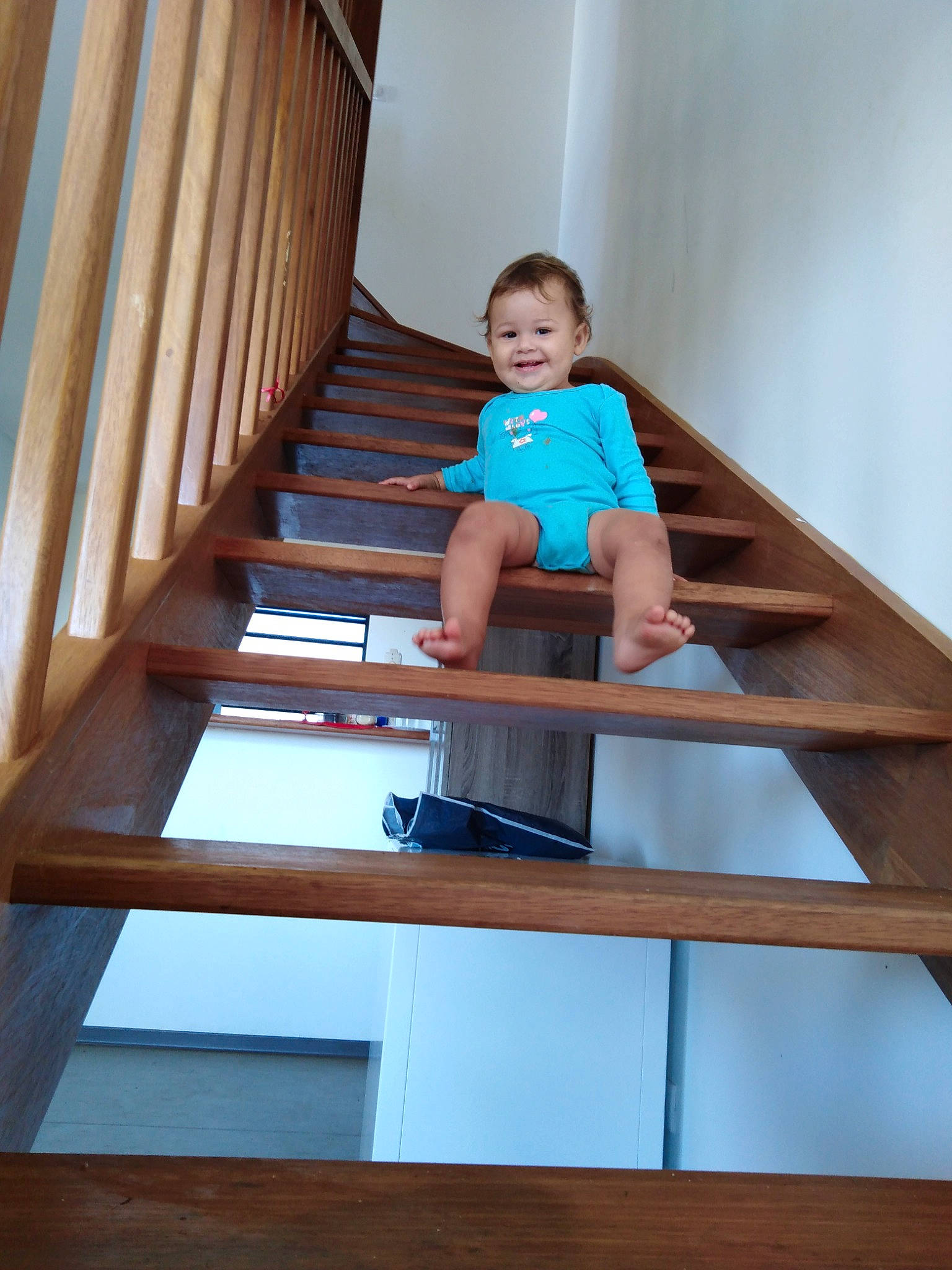 Këylann a rejoint le concours — aidez-le/la à gagner de superbes lots ! architecture, child, furniture, hardwood, house, joy, leg, person, room, stairs, wood