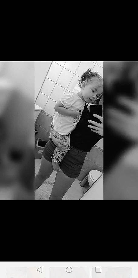 Lena participe au concours pour gagner de l'argent avec cette photo : arm, black, black_and_white, child, hand, leg, monochrome, monochrome_photography, person, photograph, photography, portrait, portrait_photography, room, sky, smile, snapshot, stock_photography, style, toddler
