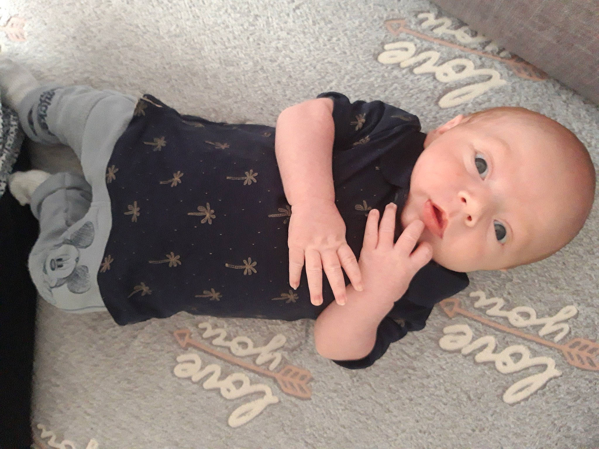 Erwann participe au concours pour gagner de l'argent avec cette photo : arm, baby, child, finger, head, person, skin, toddler