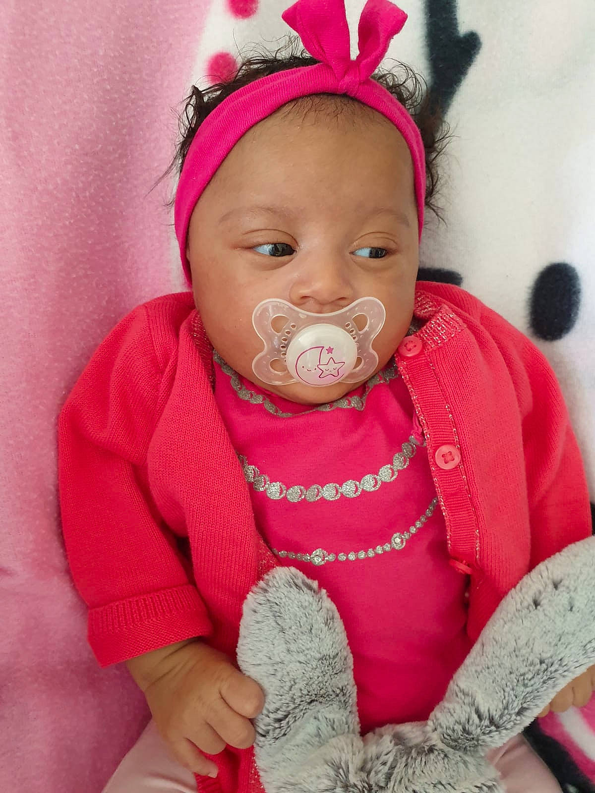 Djénéba a rejoint le concours — aidez-le/la à gagner de superbes lots ! baby, cheek, child, ear, face, fashion_accessory, hair_accessory, head, headband, headgear, headpiece, magenta, person, pink, skin, toddler