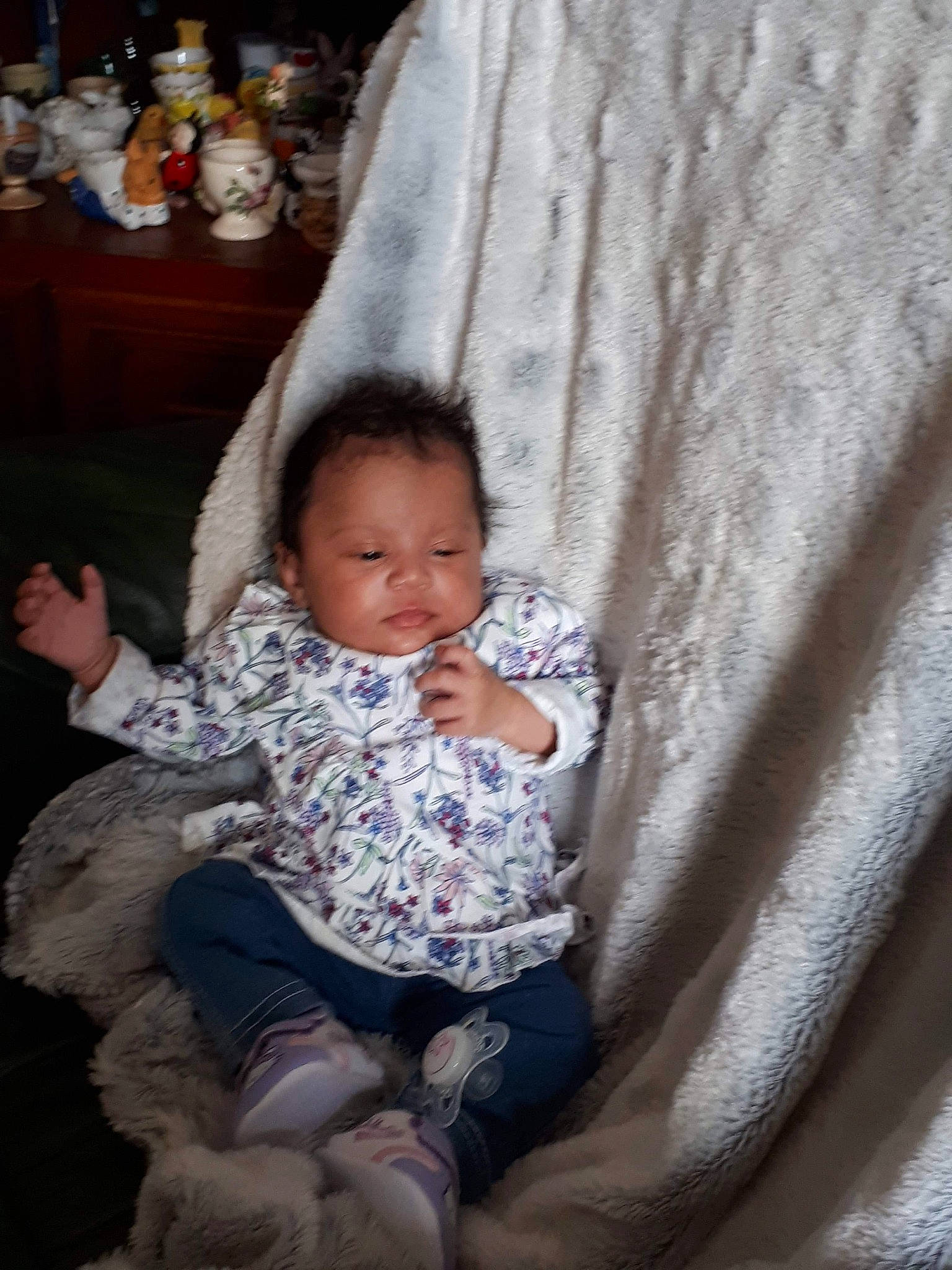 Djénéba a rejoint le concours — aidez-le/la à gagner de superbes lots ! baby, child, eye, person, sitting, skin, smile, toddler