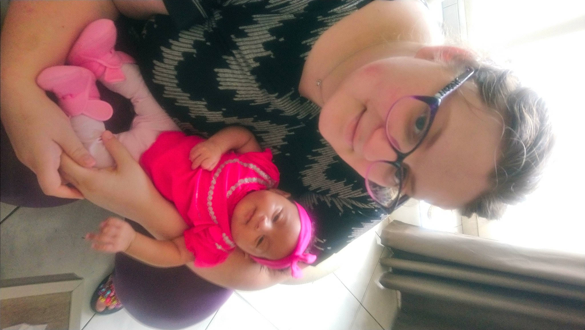 Djénéba participe au concours pour gagner de l'argent avec cette photo : baby, child, finger, fun, hand, headwear, person, pink, thumb, toddler