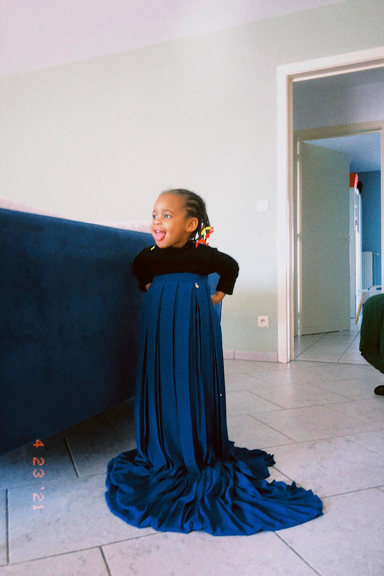 Clara participe au concours pour gagner de l'argent avec cette photo : azure, door, dress, electric_blue, event, fashion_design, flash_photography, floor, flooring, formal_wear, fun, gown, hair, long_hair, neck, one_piece_garment, person, shoulder, sleeve, smile