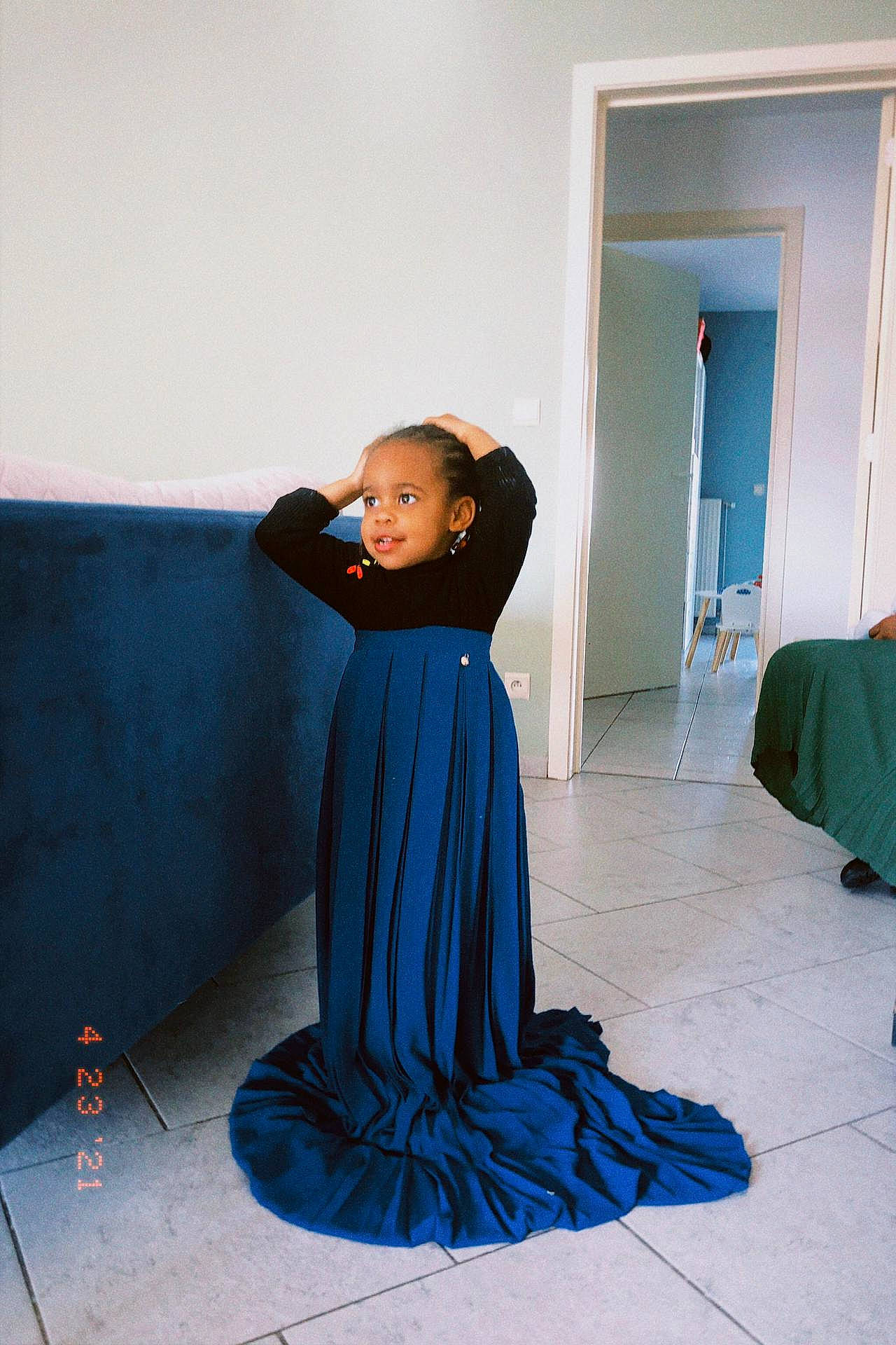 Clara participe au concours pour gagner de l'argent avec cette photo : costume, door, dress, elbow, electric_blue, event, fashion_design, flash_photography, floor, flooring, formal_wear, fun, gown, person, room, shoulder, sitting, sleeve, textile, waist