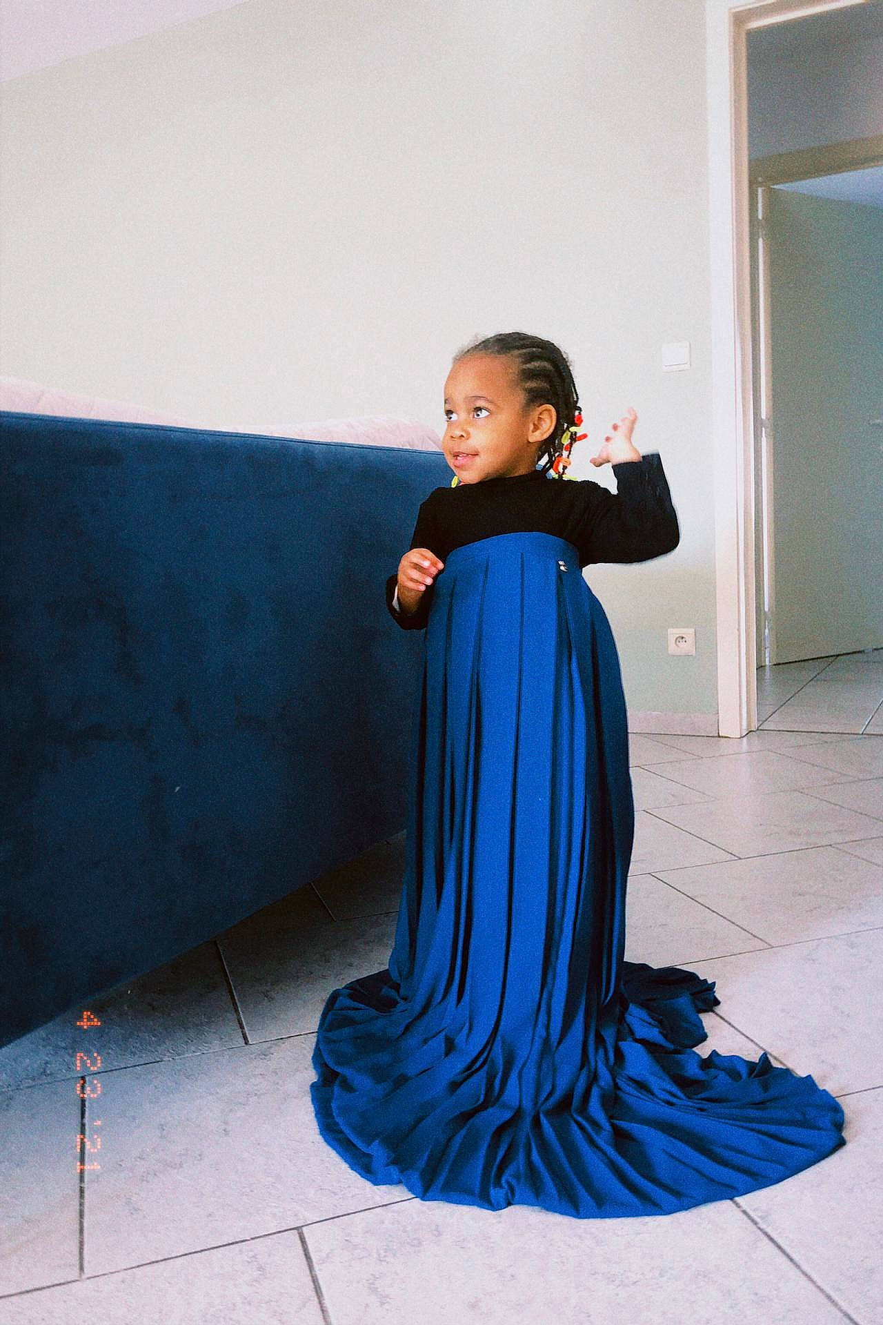 Clara a rejoint le concours — aidez-le/la à gagner de superbes lots ! arm, blue, door, electric_blue, event, fashion_design, flooring, formal_wear, gown, haute_couture, joint, magenta, one_piece_garment, outerwear, person, purple, shoulder, sleeve, street_fashion, trunk