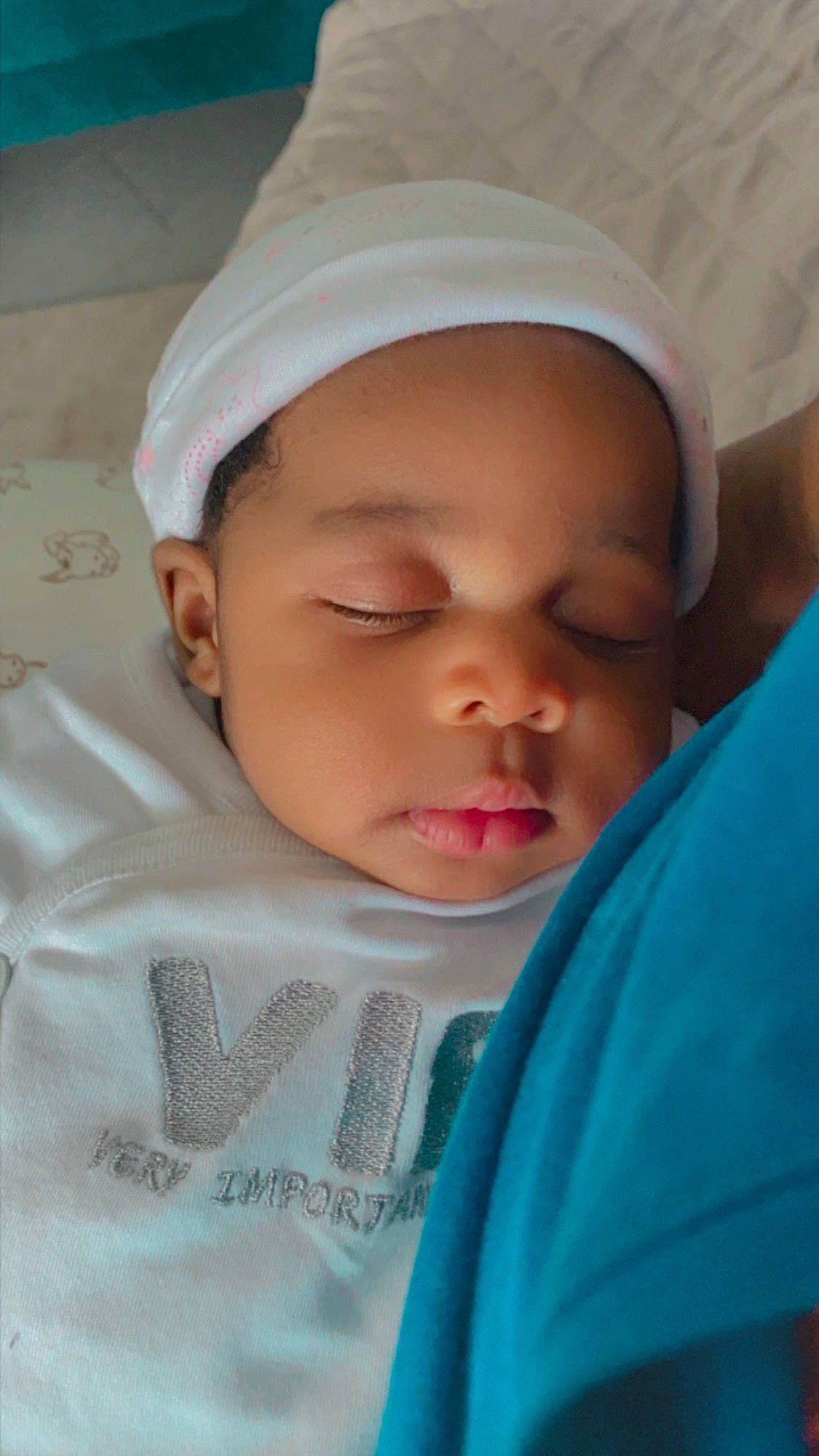 Cleo a rejoint le concours — aidez-le/la à gagner de superbes lots ! baby, baby_products, baby_sleeping, baby_toddler_clothing, bedtime, cap, cheek, child, childbirth, comfort, event, happy, headgear, linens, lip, mouth, nose, person, skin, sleeve