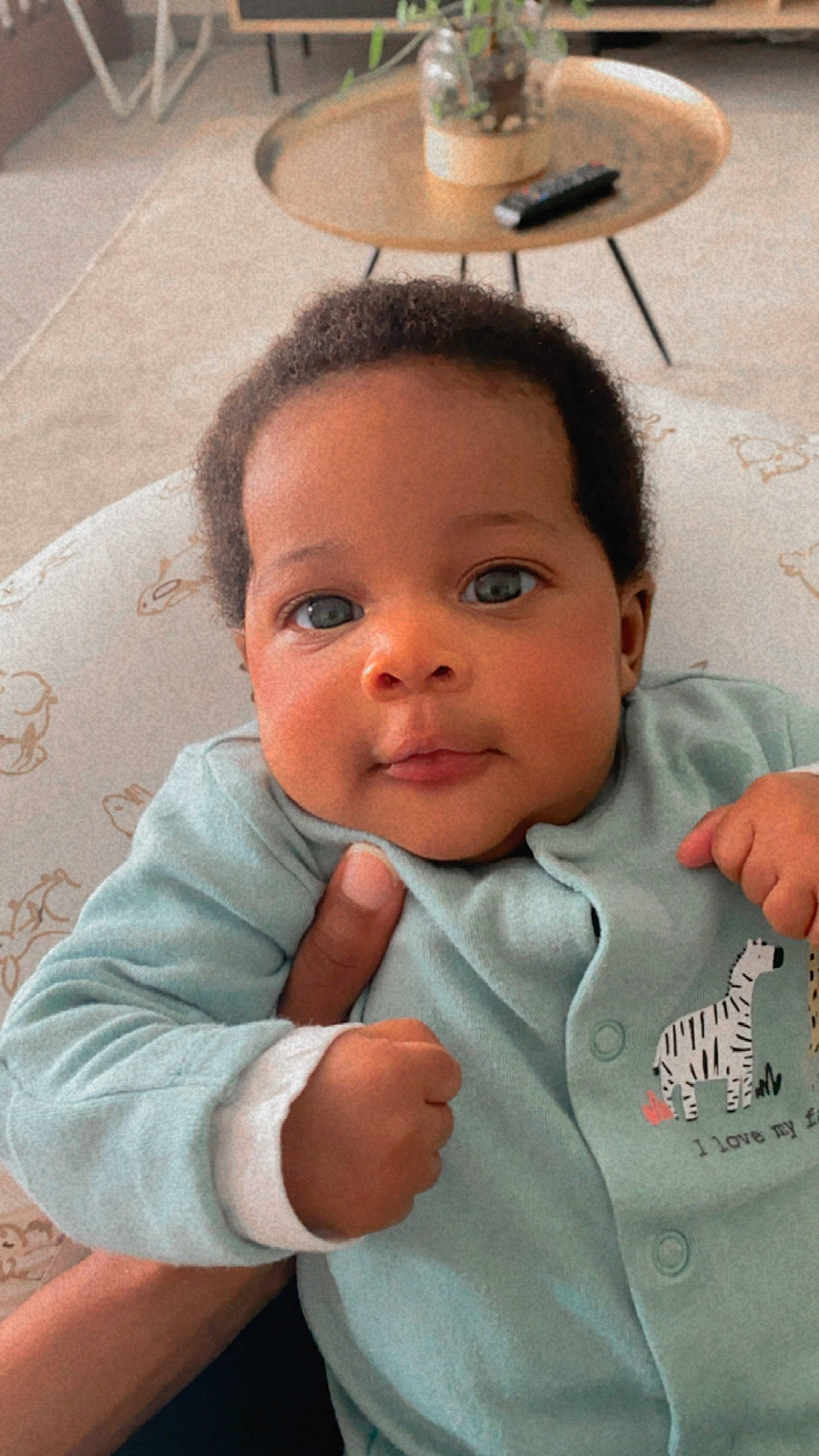 Cleo a rejoint le concours — aidez-le/la à gagner de superbes lots ! arm, baby_toddler_clothing, cheek, ear, eye, eyebrow, eyelash, forehead, gesture, hair, hairstyle, hand, happy, head, iris, lip, nose, organ, person, skin