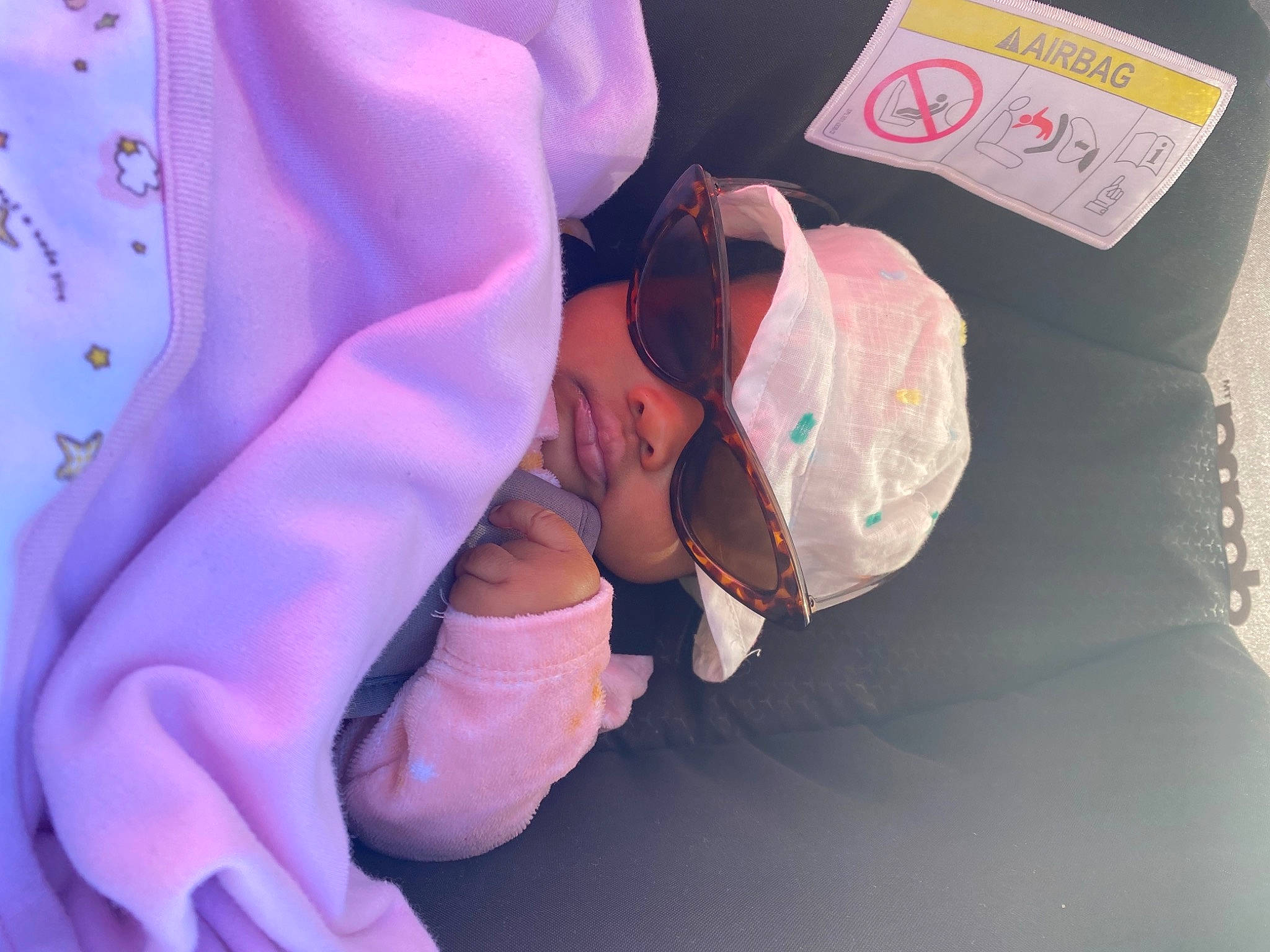 Cleo a rejoint le concours — aidez-le/la à gagner de superbes lots ! baby, carmine, child, electric_blue, event, fashion_accessory, finger, font, fun, happy, hat, headwear, magenta, nail, person, petal, pink, purple, recreation, rose_family