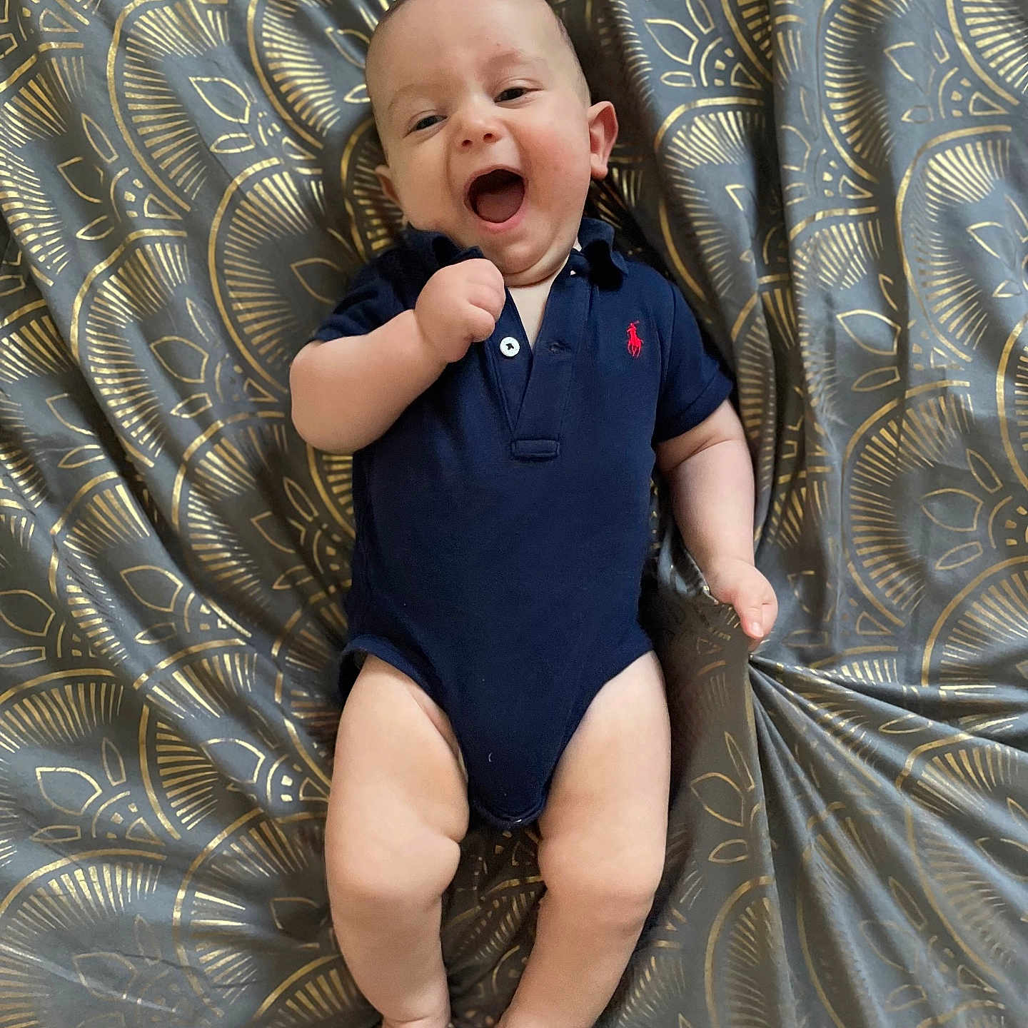 Charly a rejoint le concours — aidez-le/la à gagner de superbes lots ! accessories, baby, babylaughing, clothing, couch, cushion, face, furniture, happy, head, homedecor, jewelry, laughing, necklace, pants, person, photography, portrait, shorts, sitting