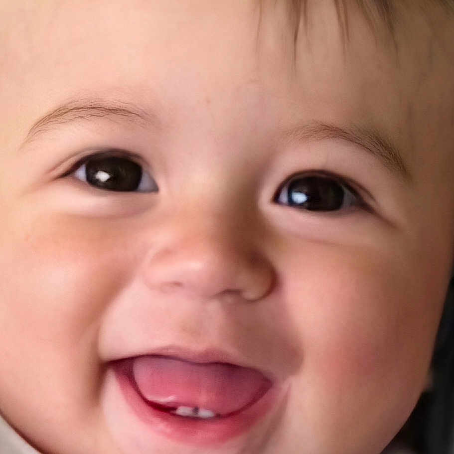 Martigan participe au concours pour gagner de l'argent avec cette photo : baby, cheeks, child, close_up, cute, expression, eyes, face, hair, happy, infant, innocence, joy, portrait, skin, smile, teeth, tongue, white_clothing, young