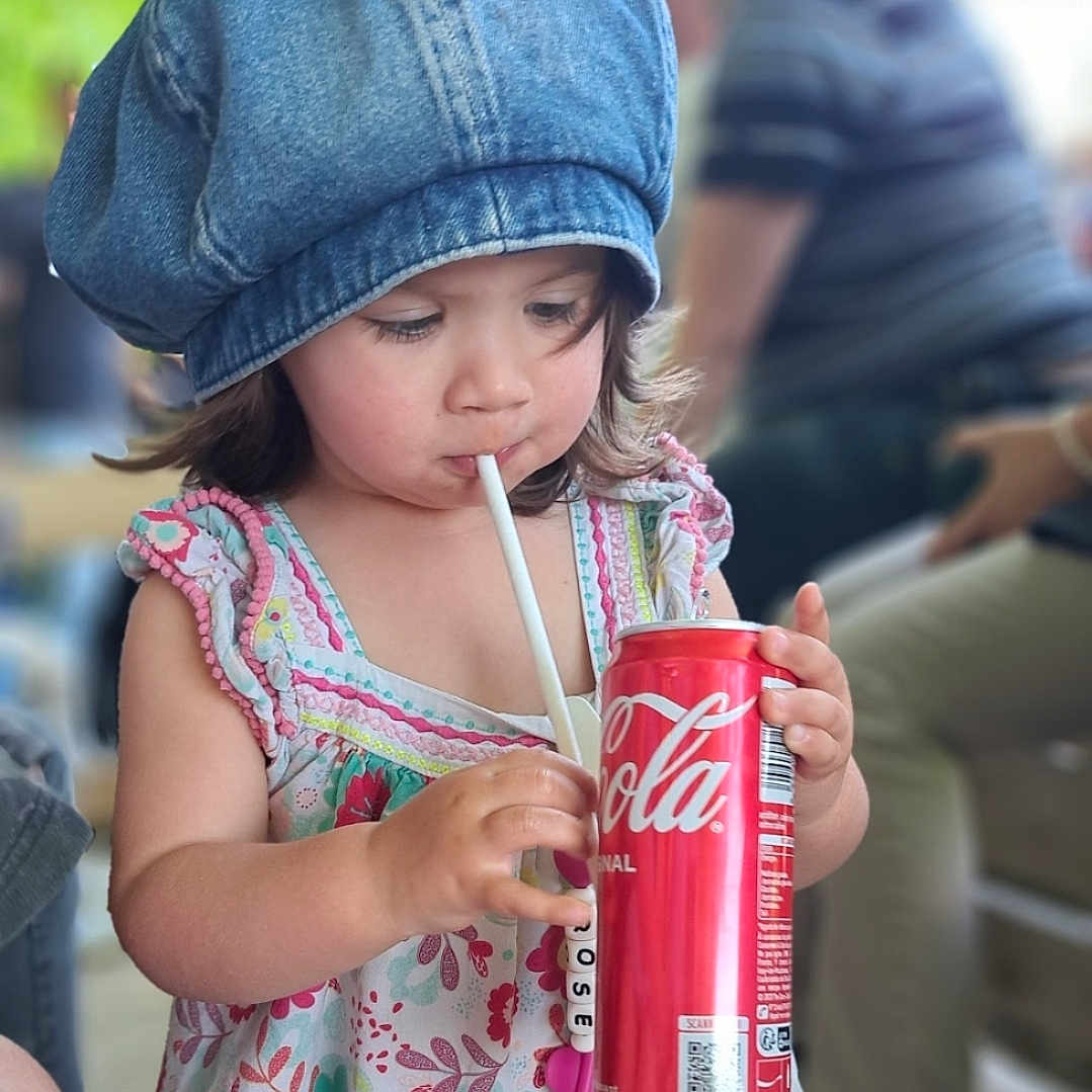 Rose participe au concours pour gagner de l'argent avec cette photo : adult, beverage, bodypart, can, cap, child, clothing, coke, face, female, finger, girl, hand, hat, head, male, man, person, soda, tin