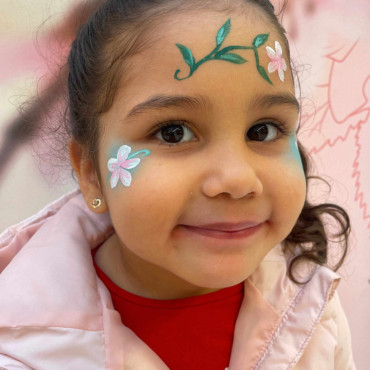 Manuela Hrnjic a rejoint le concours — aidez-le/la à gagner de superbes lots ! child, closeup, curly_hair, cute, earrings, eyebrows, eyes, face_paint, flower_paint, girl, happy, head, jacket, outdoor, person, portrait, red_shirt, skin, smiling, young