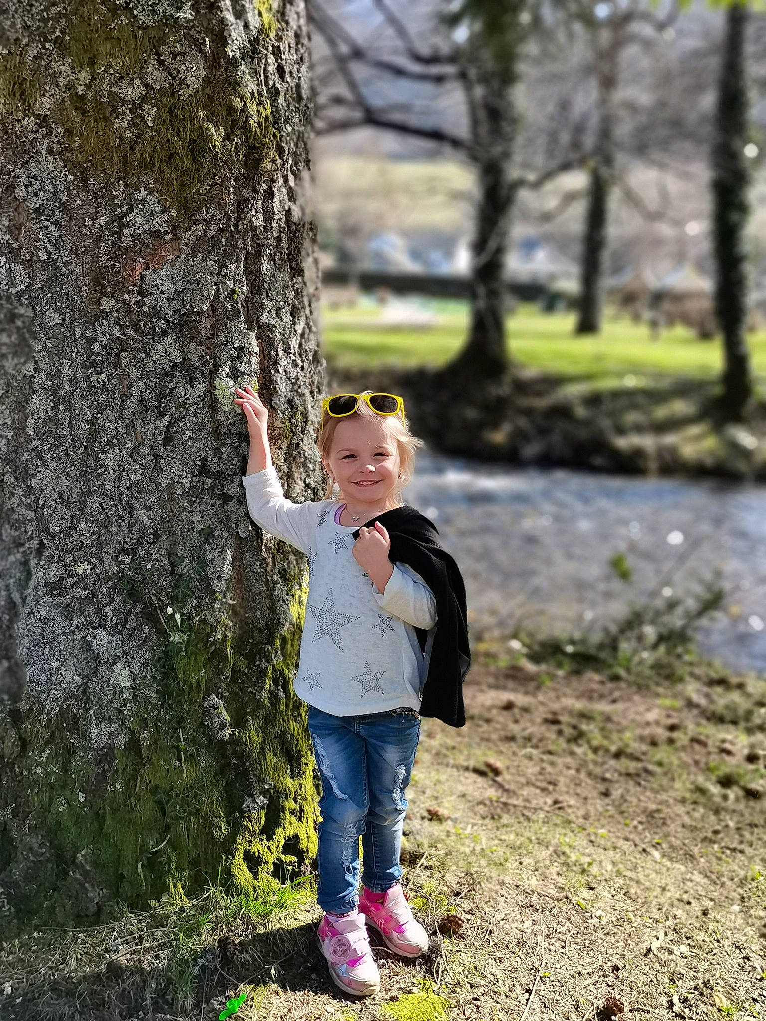 Sasha participe au concours pour gagner de l'argent avec cette photo : branch, deciduous, forest, fun, gesture, grass, happy, joy, leisure, natural_landscape, people_in_nature, person, plant, recreation, smile, toddler, tree, trunk, vertebrate, wood