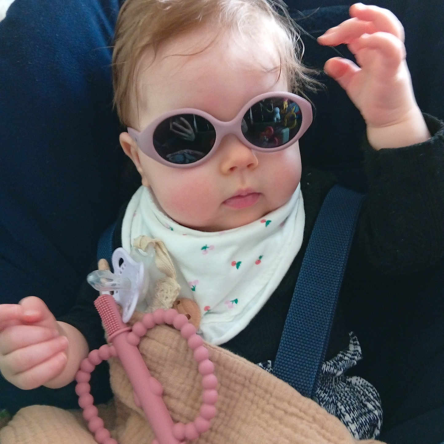 Lyana participe au concours pour gagner de l'argent avec cette photo : accessory, baby, bib, blanket, car_seat, cheeks, clothing, cute, hair, hand, indoor, infant, pacifier, portrait, reflection, relaxed, seatbelt, sunglasses, teether, toy