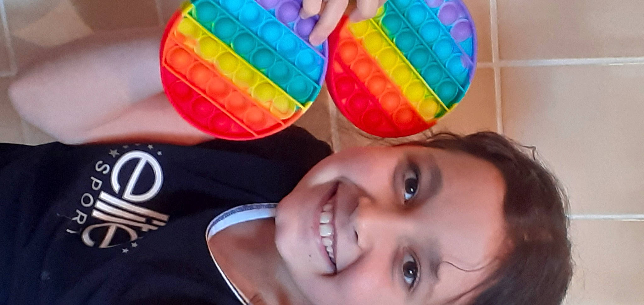 Dalya Nur Ikhlef a rejoint le concours — aidez-le/la à gagner de superbes lots ! balloon, cap, child, circle, event, eyelash, fashion_accessory, fun, green, happy, hat, headgear, joy, leisure, light, party_supply, pattern, person, smile, table