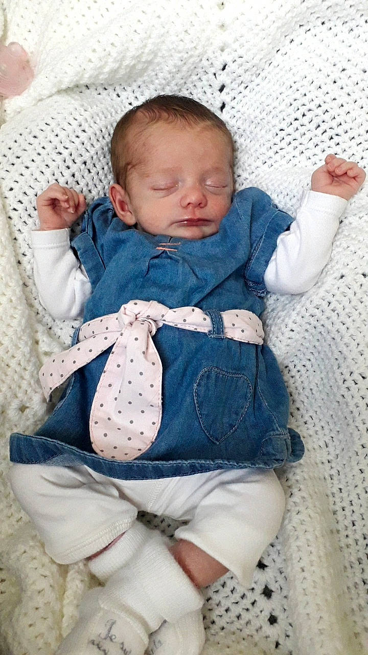 Ambre participe au concours pour gagner de l'argent avec cette photo : baby, baby_products, baby_sleeping, baby_toddler_clothing, child, person, product, sitting, toddler