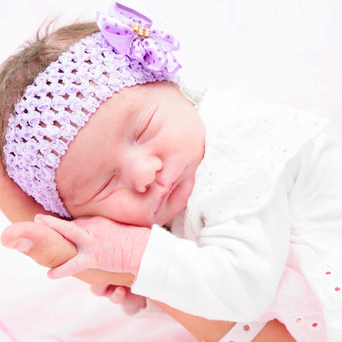 Ambre a rejoint le concours — aidez-le/la à gagner de superbes lots ! baby, baby_sleeping, beanie, birth, bonnet, child, fashion_accessory, hair_accessory, headband, headgear, headpiece, photograph, photography, pink, portrait_photography, sleep, toddler