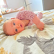 Sophia a rejoint le concours — aidez-le/la à gagner de superbes lots ! baby, infant, tummy_time, blue_eyes, onesie, leopard_print, bed, bedding, blanket, hand, face, portrait, cute, soft_light, sunlight, window, dresser, sheet_pattern, cozy, nursery