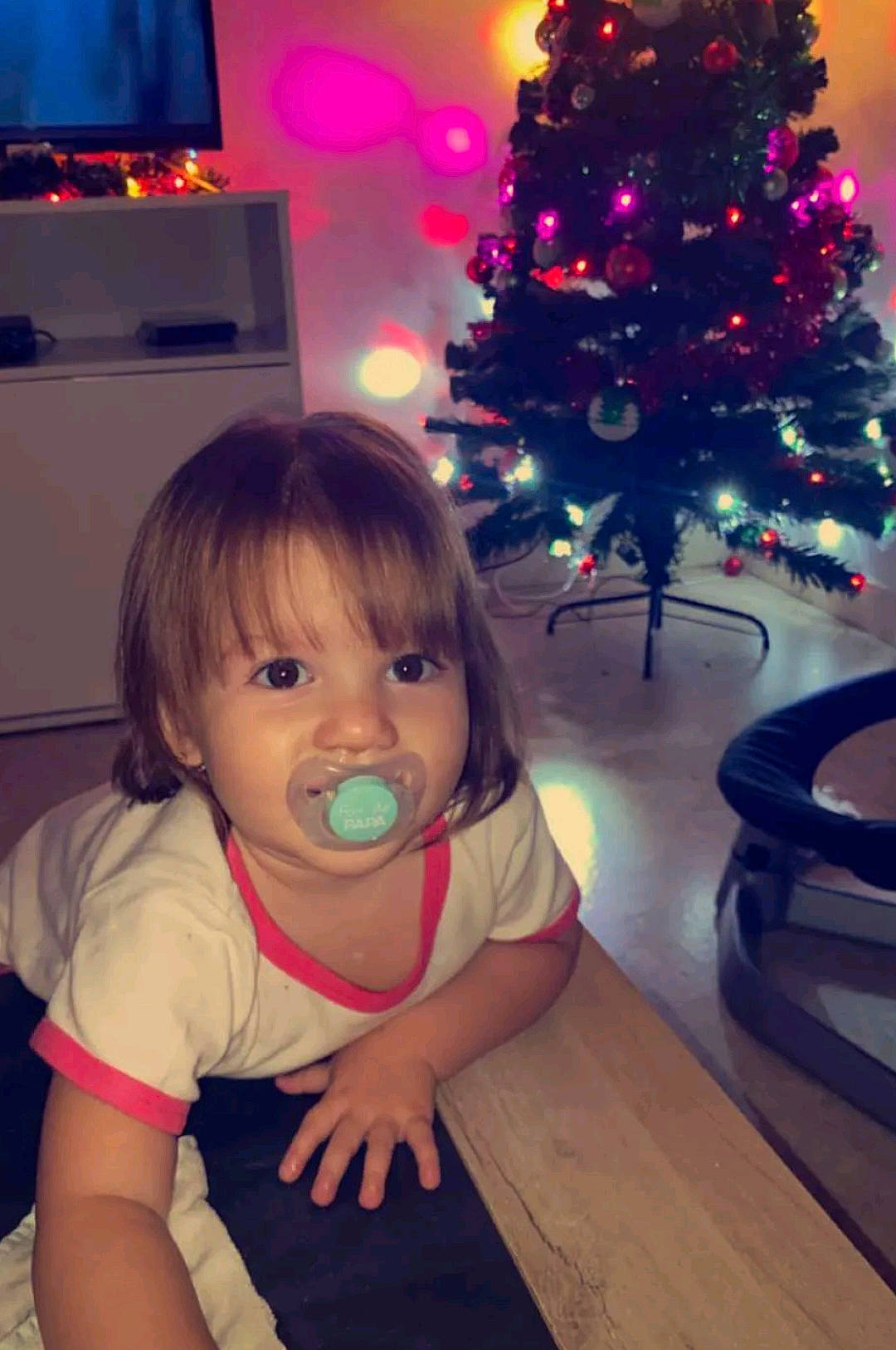 Malia a rejoint le concours — aidez-le/la à gagner de superbes lots ! baby, baby_toddler_clothing, beauty, christmas_decoration, christmas_ornament, christmas_tree, event, evergreen, fun, happy, holiday, holiday_ornament, human_body, light, ornament, person, plant, snapshot, standing, toddler