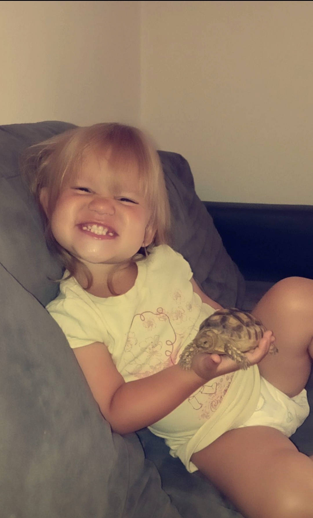 Malia participe au concours pour gagner de l'argent avec cette photo : arm, baby_toddler_clothing, cheek, child, chin, comfort, eye, facial_expression, finger, fun, hand, happy, iris, joy, mouth, person, shoulder, skin, sleeve, smile