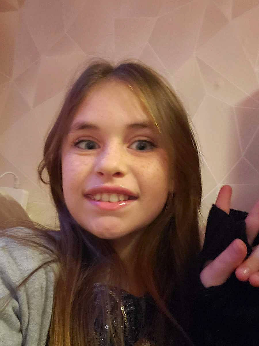 Julianna a rejoint le concours — aidez-le/la à gagner de superbes lots ! black_hair, cheek, eyebrow, eyelash, flash_photography, forehead, fun, gesture, hair, happy, head, iris, jaw, joy, layered_hair, lip, mouth, nose, person, skin