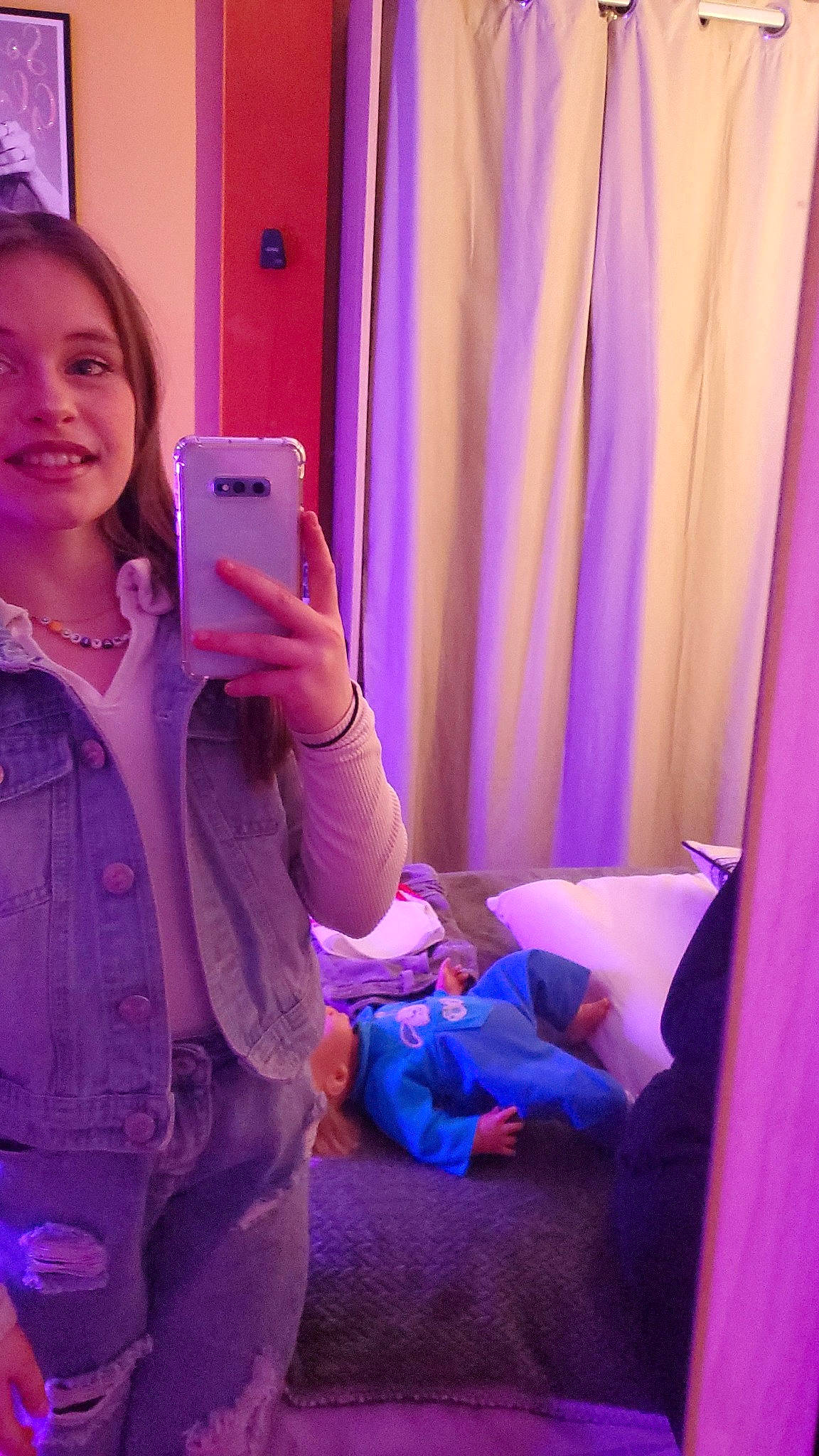 Julianna a rejoint le concours — aidez-le/la à gagner de superbes lots ! comfort, curtain, eyelash, finger, gadget, gesture, happy, joy, magenta, mirror, neck, person, pink, purple, shoulder, skin, sleeve, smile, textile, thumb