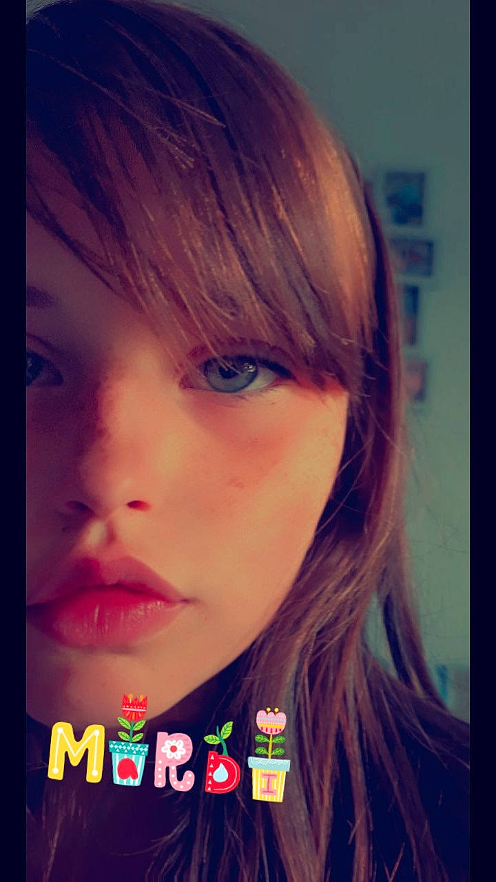 Julianna participe au concours pour gagner de l'argent avec cette photo : bangs, beauty, brown_hair, cheek, child, cool, electric_blue, eyelash, font, hair_coloring, happy, iris, jaw, layered_hair, lip, logo, nose, person, photo_caption, selfie