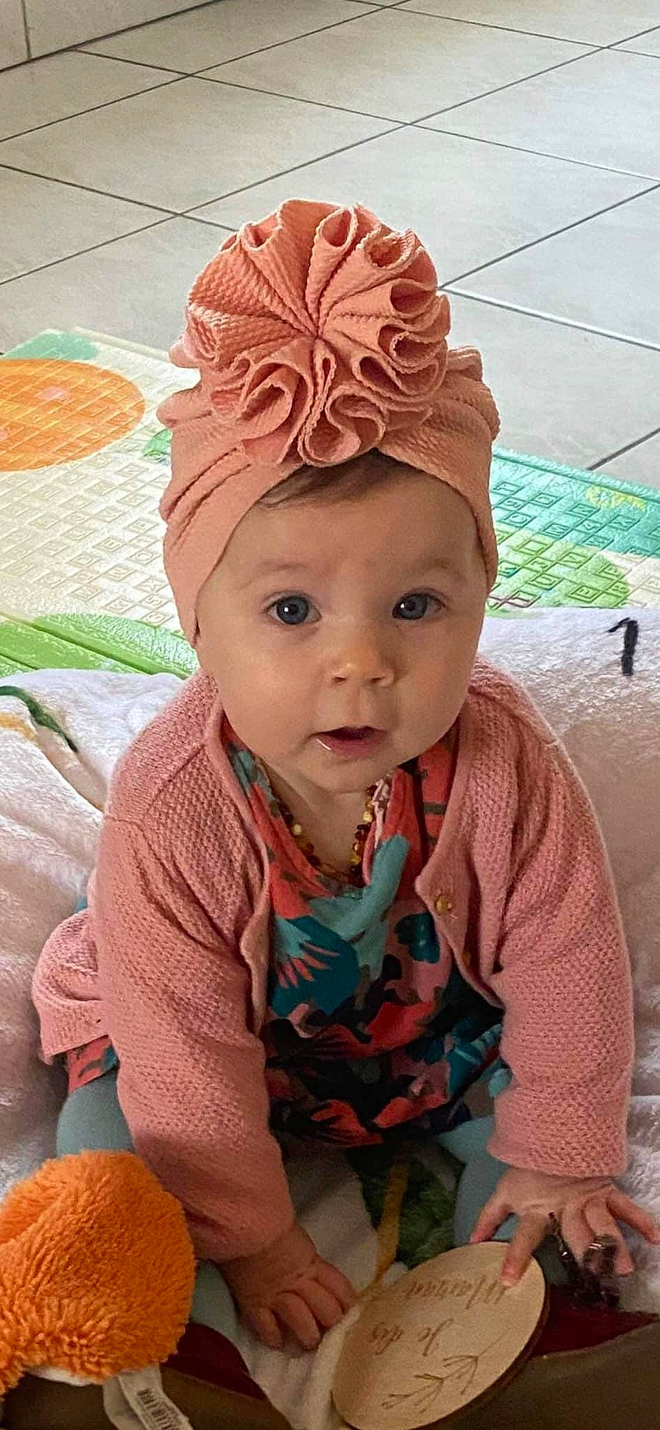 Lily a rejoint le concours — aidez-le/la à gagner de superbes lots ! baby, baby_toddler_clothing, beanie, cap, cheek, child, costume_hat, fashion_accessory, fun, grass, green, happy, headwear, nose, peach, person, play, skin, sleeve, surprise