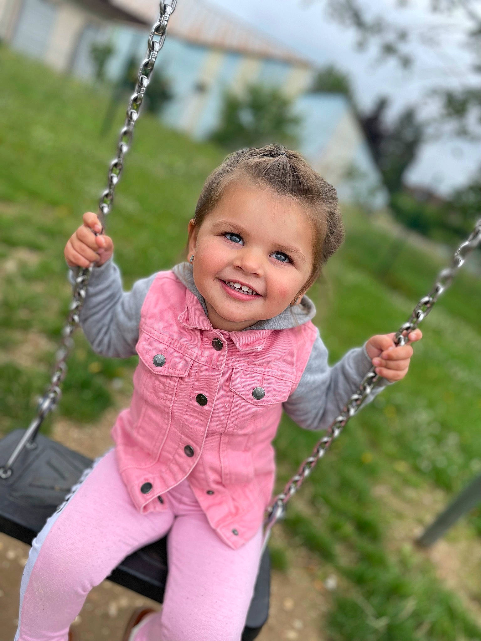 Azalia participe au concours pour gagner de l'argent avec cette photo : eye, face, gesture, grass, hair, hairstyle, hand, happy, head, human, human_body, joint, joy, nature, person, plant, skin, smile, standing, swing