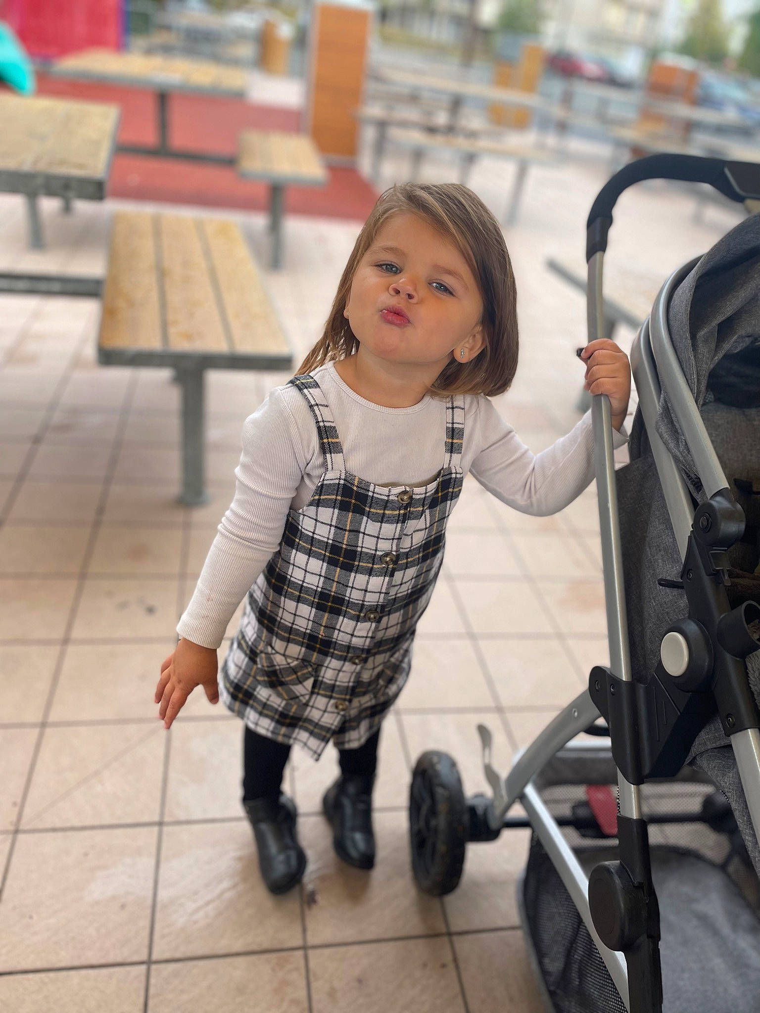 Azalia a rejoint le concours — aidez-le/la à gagner de superbes lots ! baby, baby_carriage, baby_products, child, flooring, fun, happy, hardwood, human_leg, leisure, pattern, person, plaid, recreation, sitting, table, tartan, tire, toddler, wheel